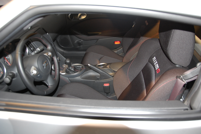 Illustration for article titled 2010 Nissan 370Z Roadster Drops Top Live In New York
